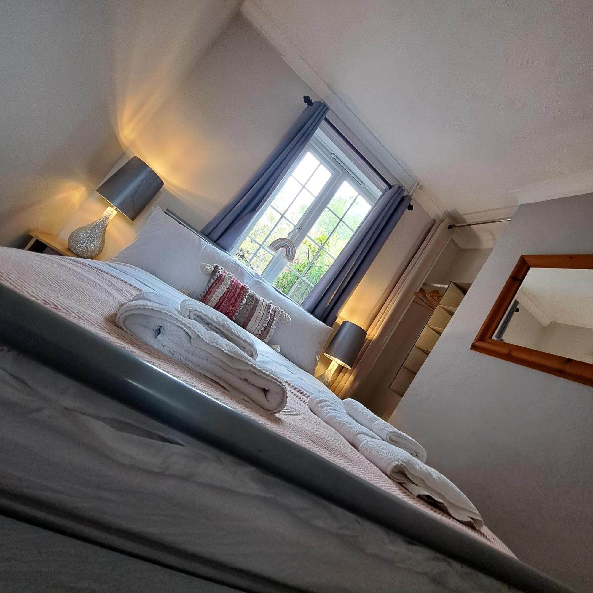 Generous 3 Bed In The Heart Of The Village Huntingdon Extérieur photo