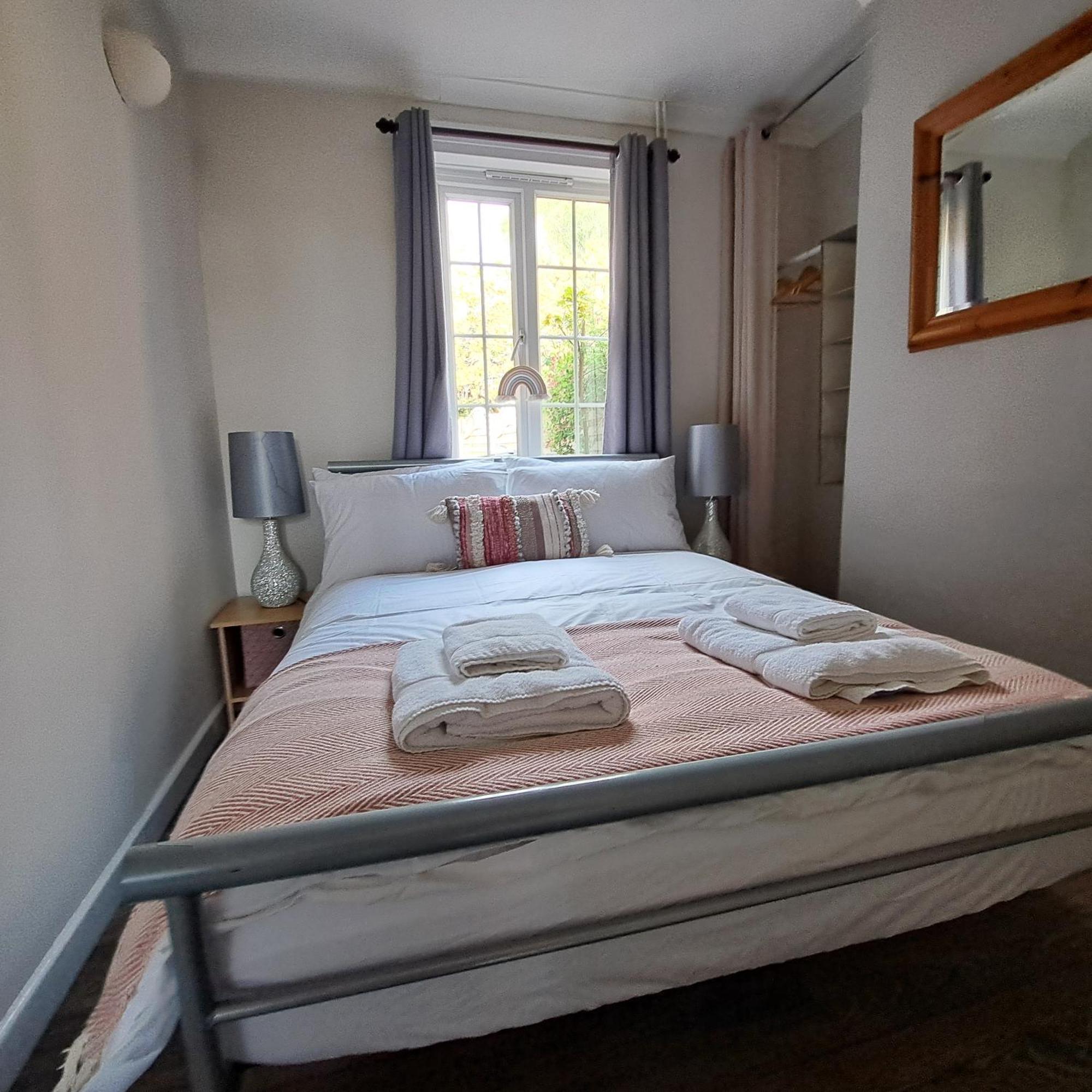 Generous 3 Bed In The Heart Of The Village Huntingdon Extérieur photo